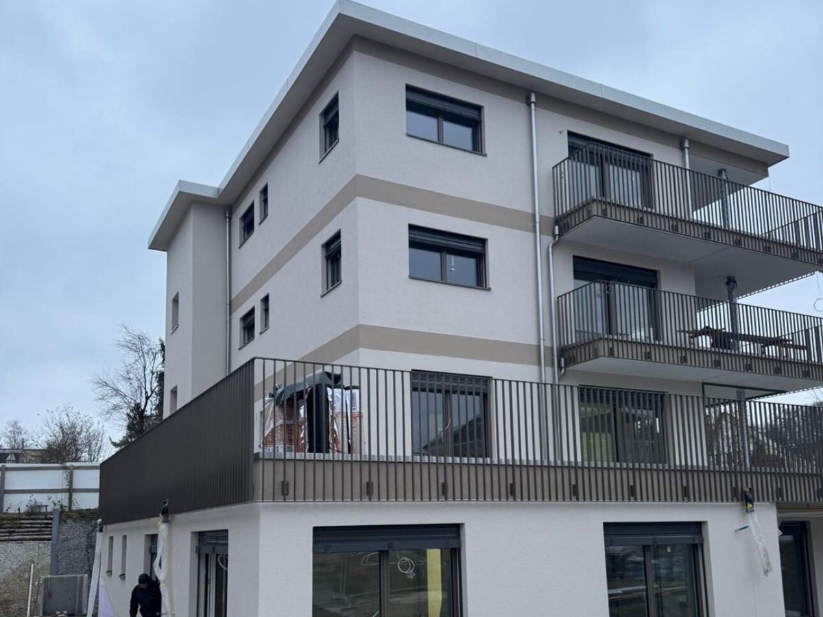 Zekaj AG – Mehrfamilienhaus mit Balkonen, Verputz- und Fassadenarbeiten